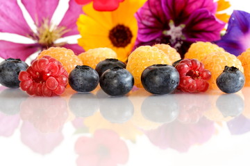 isolated blue- and raspberries w/reflection [kw-en/[o]