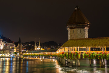 Fototapeta na wymiar Drewniana kaplica most i Starym Mieście w Lucernie, Szwajcaria
