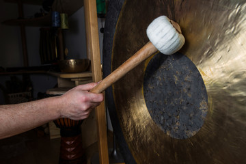 gong with a mallet - obrazy, fototapety, plakaty