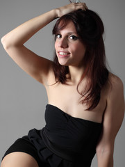 Fototapeta premium Ritratto di ragazza seduta in studio