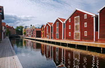Schweden, Hudiksvall, Hafenzeile mit Kanal, Holzh