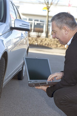 Man with laptop Controls the car