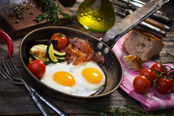 Bacon, eggs and vegetables