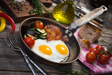 Bacon, eggs and vegetables