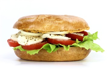 Tomate Mozzarella Bagel isoliert auf weißem Hintergrund