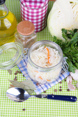 Composition with fresh and marinated cabbage (sauerkraut),