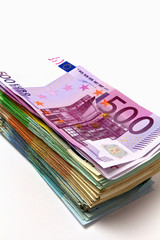 Geldstapel aus verschiedenen Euroscheinen, mit 500 Euro oben