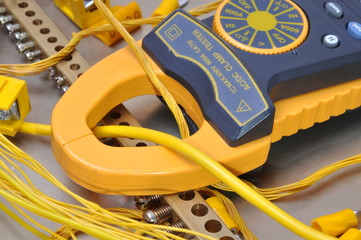 Clamp meter tool for measuring electrical installations