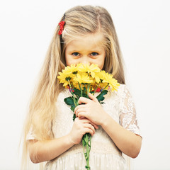 Naklejka premium Smiling Girl hold yellow flowers.