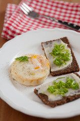 Vollkornbrot mit Schnittlauch und Ei