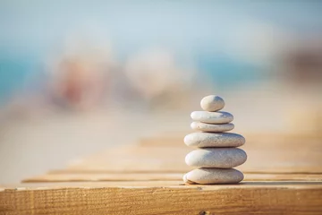 Papier Peint photo Zen pierres zen jy banc en bois sur la plage près de la mer. Extérieur