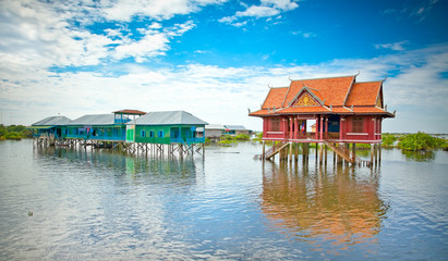 Fototapeta na wymiar Szkoła Podstawowa w miejscowości na wodzie. Tonle Sap jezioro. Kambodża