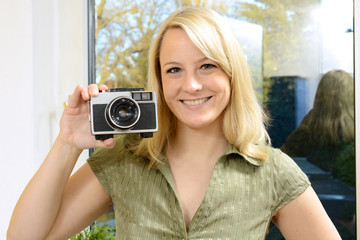 Frau fotografiert Selfie mit Foto-Kamera