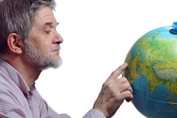 Mann sucht Urlaubsziel am Globus