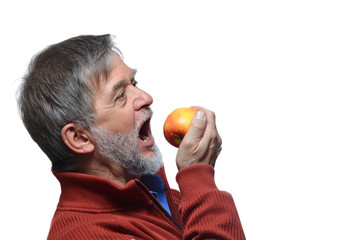 Mann beißt in Apfel