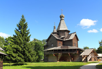 Fototapeta na wymiar stary rosyjski drewniany kościół