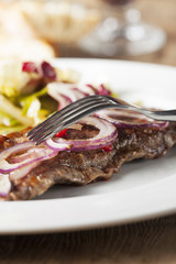 Steak vom Grill mit einer Gabel
