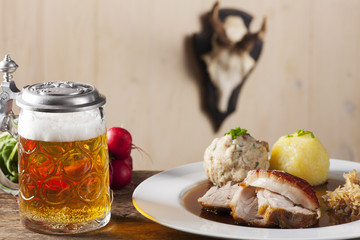 Bayerischer Schweinebraten mit Bier