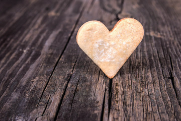 Obraz premium Heart of the cookies and the wooden background.