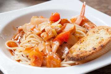 plate of spaghetti and tomato sauce