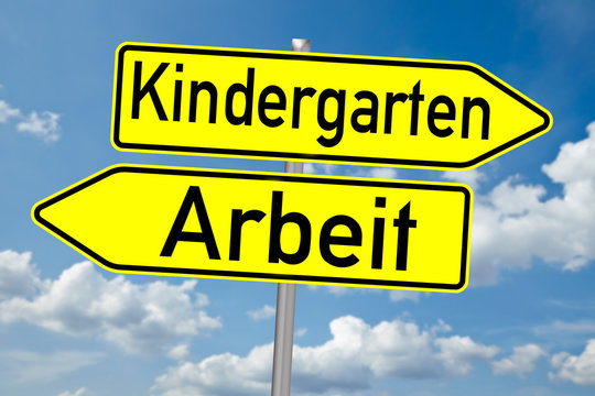 Schild Kindergarten / Arbeit über blauen Himmel