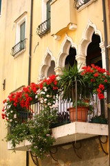 Fototapeta na wymiar Kwiecisty balkon w Wenecji