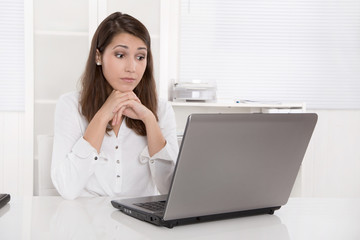 Frau gelangweilt und frustriert im Büro mit Computer