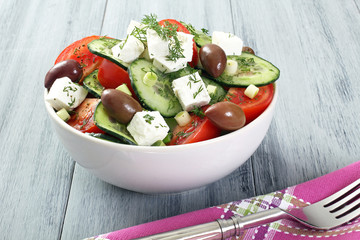 insalata con cetriolo feta pomodori e olive