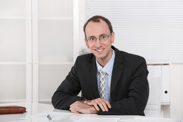 Geschäftsführer oder netter Chef - Portrait sitzend im Büro
