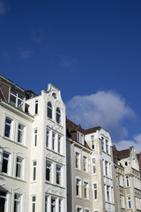 Fototapeta na wymiar Fassade eines Mehrfamilienhauses in Kiel, Deutschland