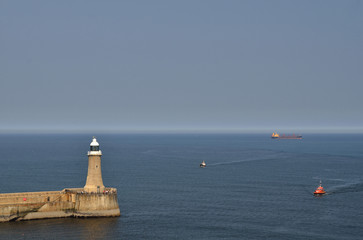 leuchtturm in newcastle mit schiffen