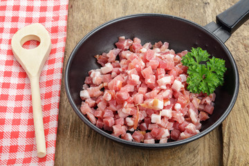 Speckwürfel in Pfanne