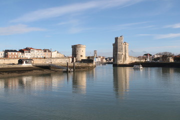 Obraz premium En face des tours médiévales