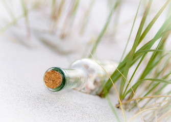 Flaschenpost im Sand