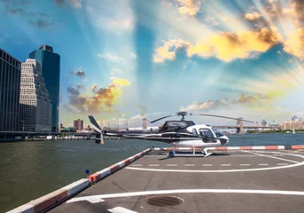 Zelfklevend Fotobehang Helikopter op het lanceerplatform in New York met skyline van de stad © jovannig
