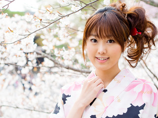 Obraz na płótnie Canvas japanese kimono woman and cherry blossoms