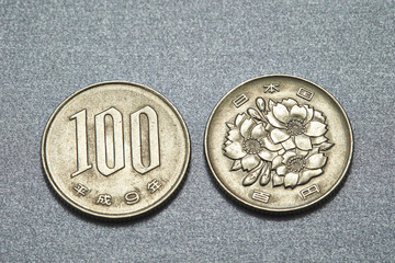 100 japanese yens coin