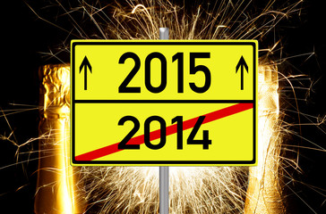 Sektflaschen mit Feuerwerk und Schild 2015