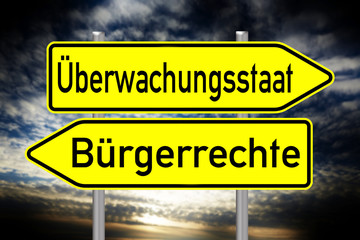 Schild Überwachungsstaat / Bürgerrechte und dunkler Himmel