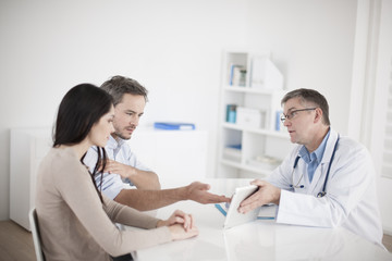 Fototapeta premium Doctor in front of a couple