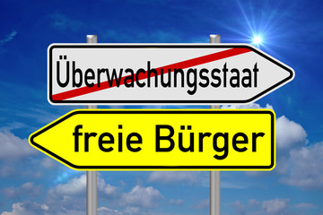Wegweiser Überwachungsstaat / freie Bürger über blauen Himmel