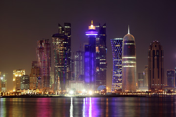 Horizon du centre-ville de Doha la nuit. Qatar, Moyen-Orient