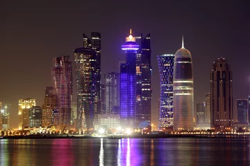 Foto op Plexiglas De skyline van de binnenstad van Doha & 39 s nachts. Qatar, Midden-Oosten © philipus