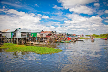 Fototapeta na wymiar Pływająca wioska na wodzie jeziora Tonle Sap. Kambodża.