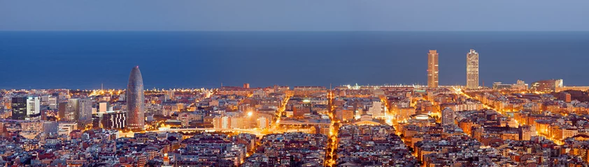 Crédence en verre imprimé Barcelona Panorama d& 39 horizon de Barcelone à l& 39 heure bleue
