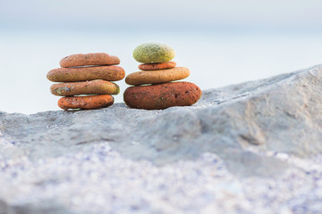 Fototapeta na wymiar Stos okrągłych gładkich kamieni na brzegu morza