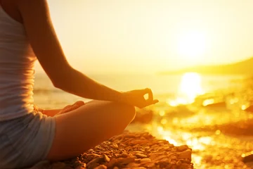 Foto op Plexiglas hand van vrouw die mediteert in een yogahouding op het strand © JenkoAtaman
