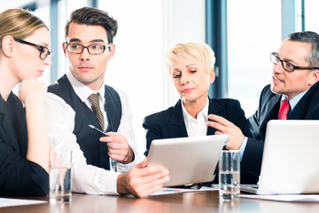 Business - Meeting in Büro mit Tablet