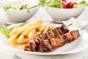 Grilled shashlik with chips