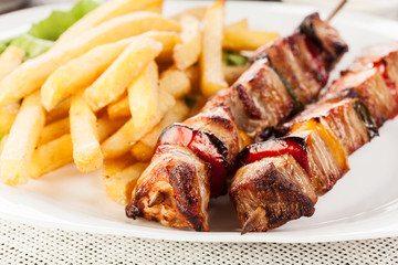 Grilled shashlik with chips